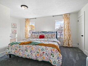 A king-sized dream, bursting with blooms and sunshine! 🌸  Perfect for cozy nights and happy mornings. #dreambedroom