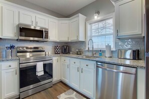 Cook, connect, and create in this fully equipped kitchen, perfect for family meals and memorable gatherings. 👨‍🍳