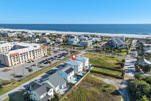 Aerial view showing direct access to the beach. (1)