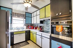 Start your day with ease in this fully equipped retro kitchen!