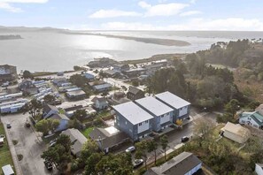 Welcome to Ebb Street Lofts, a stunning 2BR, 2BA loft in the heart of the highly desirable Taft District of Lincoln City, Oregon.