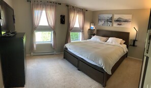 Master bedroom - King bed