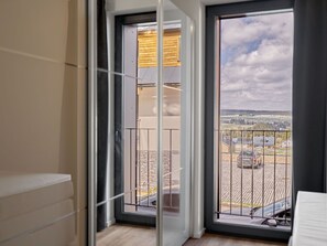 Bâtiment, Fenêtre, Porte, Ombre, Bois, Automotive Exterieur, Nuage, Immobilier, Accueil Porte
