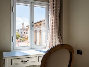 Propriété, Cabinetry, Meubles, Fenêtre, Bleu Azur, Bois, Bâtiment, Ombre, Architecture