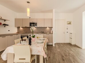 Cabinetry, Möbel, Countertop, Holz, Küche, Interior Design, Tabelle, Küche & Esszimmer Tisch, Fussboden