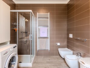 Wäschekammer, Wäschetrockner, Eigentum, Waschmaschine, Gebäude, Armatur, Interior Design, Badezimmer, Tür