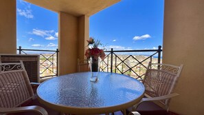 Terrace equipped with table and chairs, perfect for enjoying meals outdoors or simply relaxing while contemplating the beautiful views of the surroundings.