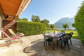 A nature break between lake and mountains