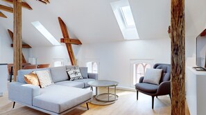 Bright and spacious living area with dining area in the N°8A Boardinghouse