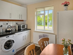 Kitchen/diner | Lowal Annexe - Lowal House, Saffron Walden