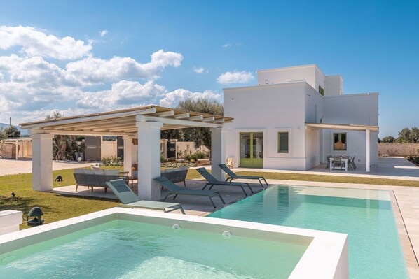 Activities, Amenities, Balcony / Terrace / Patio, Building Exterior, Main Entrance, Pool, Spring, Summer, Wellness
