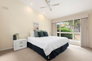 Queen size bedfroom 2
