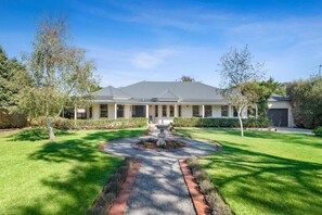 Spacious family getaway with spacious grounds