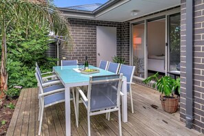 Alfresco dining for 8