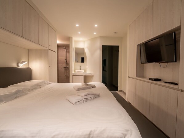 Bâtiment, Meubles, Cabinetry, Confort, Bois, Architecture, Design Intérieur, Maison, Cadre De Lit, Sol