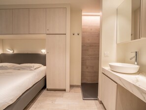 Miroir, Évier, Cabinetry, Robinet, Lavabo, Confort, Salle De Bains, Luminaire Plomberie, Armoire De Toilette, Design Intérieur
