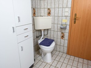 Toilleten Sitz, Armatur, Toilette, Badezimmer, Flooring, Fussboden, Interior Design, Installation, Sinken, Zimmer