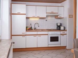 Küche, Countertop, Interior Design, Holz, Major Appliance, Küchengerät, Cabinetry, Sinken, Flooring, Armatur