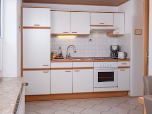 Küche, Countertop, Interior Design, Holz, Major Appliance, Küchengerät, Cabinetry, Sinken, Flooring, Armatur