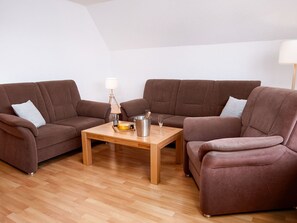 Möbel, Holz, Flooring, Fussboden, Tabelle, Interior Design, Braun, Holzboden, Couch, Wohnzimmer