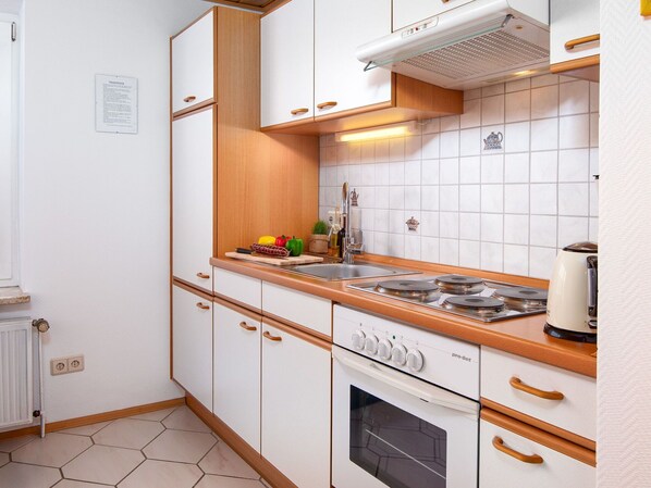 Küche, Küchengerät, Major Appliance, Countertop, Spüle, Interior Design, Holz, Cabinetry, Sinken, Flooring
