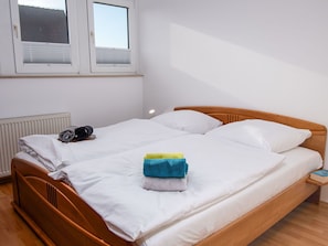 Bett, Schlafzimmer, Bedding, Bettdecke, Holz, Möbel, Interior Design, Zimmer, Bettrahmen, Linens