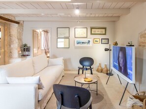 Bilderrahmen, Möbel, Eigentum, Tabelle, Couch, Interior Design, Fussboden, Flooring, Wohnzimmer, Stuhl