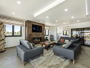 Möbel, Couch, Bilderrahmen, Tabelle, Interior Design, Komfort, Flooring, Zimmerpflanze, Wohnzimmer, Fussboden