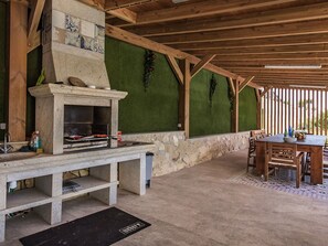 Tabelle, Holz, Interior Design, Baum, Schatten, Pflanze, Fussboden, Strahl, Hartholz, Tönungen Und Schatten