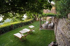 Pflanze, Gartenmöbel, Außenbank, Schatten, Gras, Tisch Im Freien, Baum, Freizeit, Strauch, Landschaft