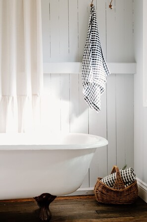 Queenslander clawfoot bath tub