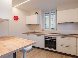 Cabinetry, Möbel, Countertop, Gebäude, Küche, Tabelle, Holz, Interior Design, Herd, Die Architektur