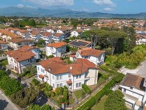Building, Residential Area, House, Home, Neighbourhood, Roof, Suburb, Urban Design, Human Settlement, Bird'S-Eye View
