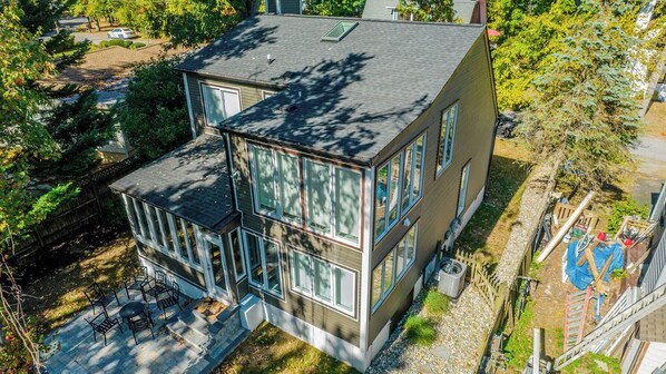 Cozy cottage a block from Chesapeake Bay - with 2 bedrooms and 2 baths, outdoor living, and all the comforts of home.