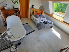 La chambre avec sa baignoire