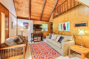 Living Room | 1st Floor | Free WiFi | Electric Heat | Smart TV | Stereo
