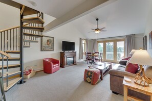 Living Room | 1st Floor | Central A/C & Heat | Smart TV
