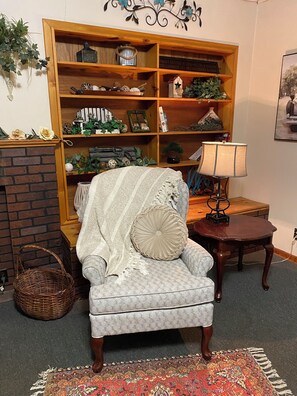 Living room (great reading spot)