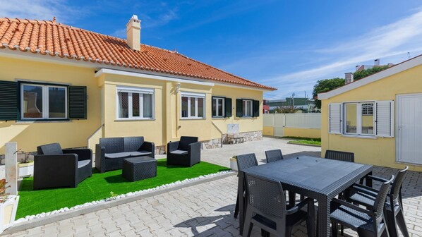 This beautiful house has a spacious patio with plenty of outdoor furniture, a barbecue grill, and private parking.
#outdoor #garden #patio #garage #barbecue #portugal #pt #sintra