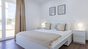 A comfortable and spacious queen bedroom, for a restful night.
#comfort #relax #queenbed #portugal #pt #sintra