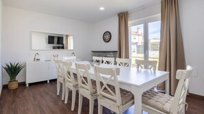 A spacious dining room with an indoor fireplace, a SMART TV, and seats that comfortably accommodate all guests.
#diningroom #fireplace #decor #portugal #pt #sintra
