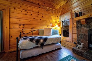 Daybed with trundle in family room 