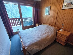 Main bedroom with Queen bed, wardrobes and balcony.