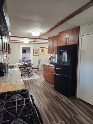 Full kitchen with everything you need for cooking. 