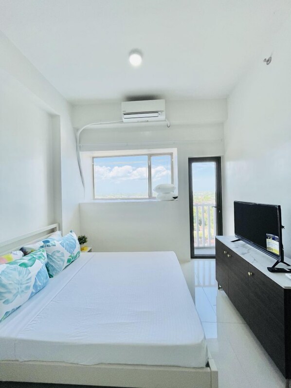 Bed / Living Area