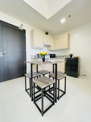 Kitchenette / Dining Area