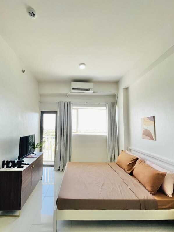 Bed / Living Area