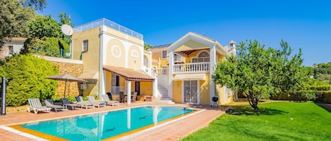 Spektakuläre Ferienvilla in Marbella mit Schwimmbad