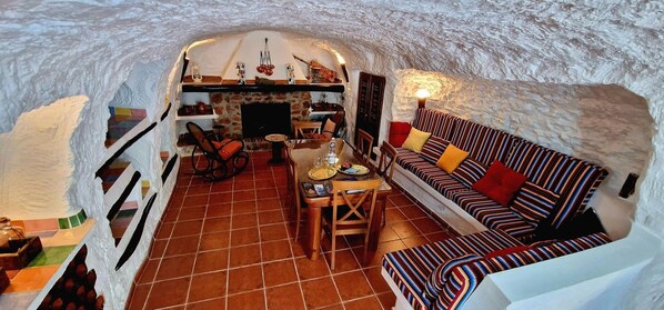 Salón comedor con chimenea Cascamorras