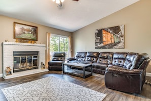 Living Room | 1st Floor | Smart TV | Central Heating & A/C | Free WiFi
